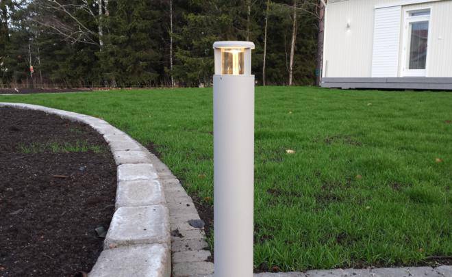 Sloupová lampa pro osvětlení dvora. Venkovní kulaté světlo LED PILARI je krásné a jednoduché světlo připomínající maják pro osvětlení vašeho dvora. Svítidlo je symetrické, takže ho lze použít ve výsadbách, na terasách i na zahradních cestách. Ledstore.fi